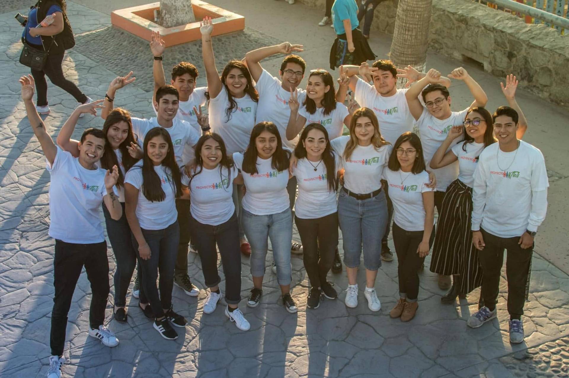 Voluntarios y comunidad sembrando juntos
